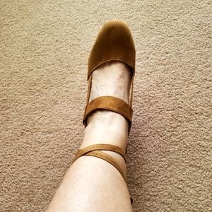 Ladies tan, sandal, strappy, closed toe heels size 41 / US 10.